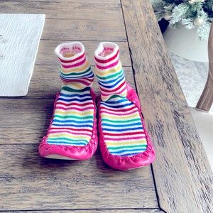 Hanna Andersson Girls Moccasin Slipper Sock Size 1-3 Y, rainbow stripe color